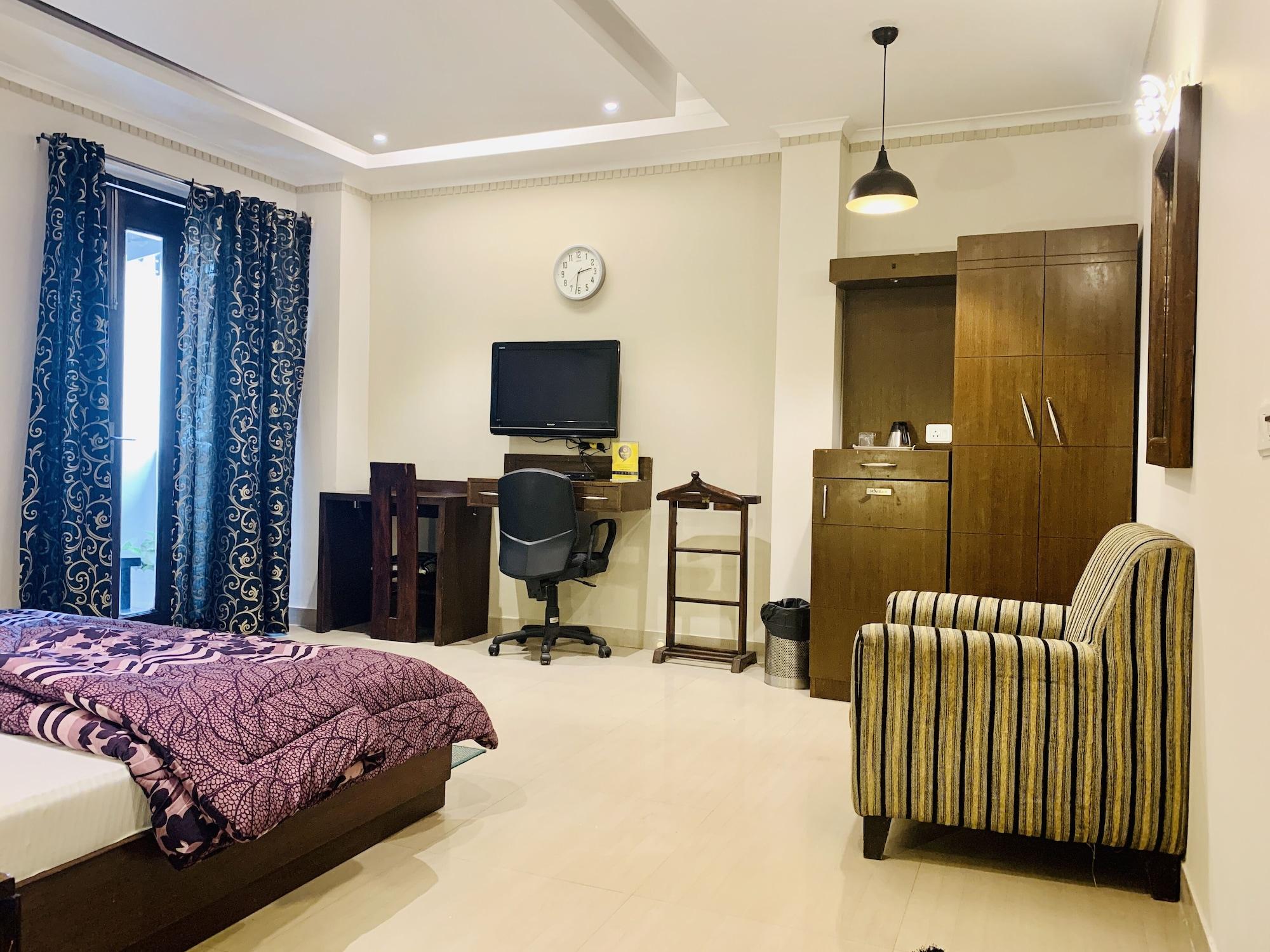 Hotel Premier - Golf Course Road ,gurgaon 3*