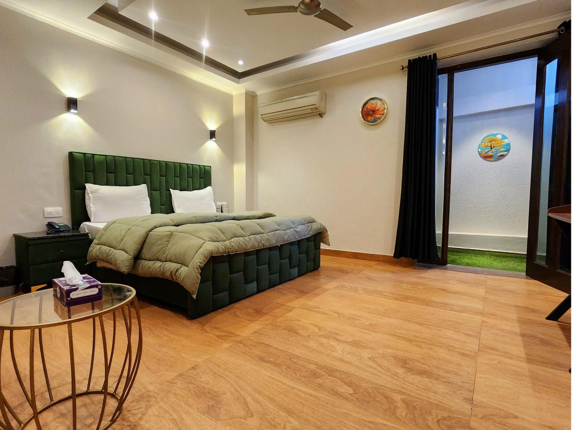 Hotel Premier - Golf Course Road ,gurgaon 3*